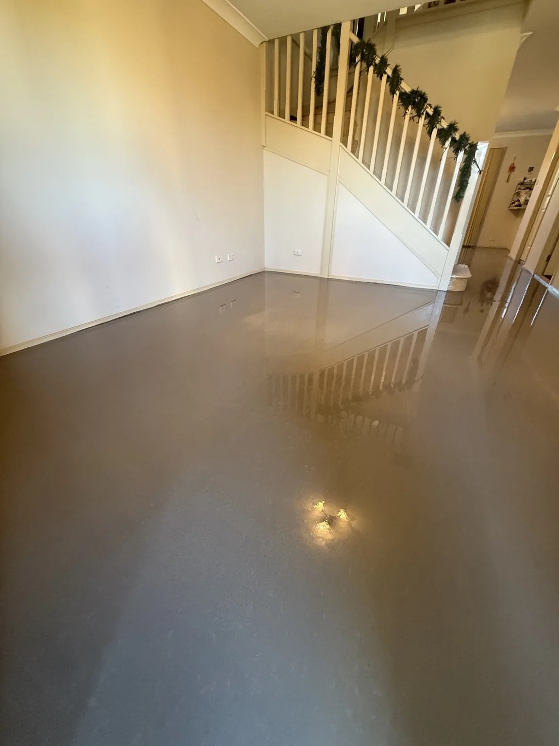 Large-area self-levelling floor preparation